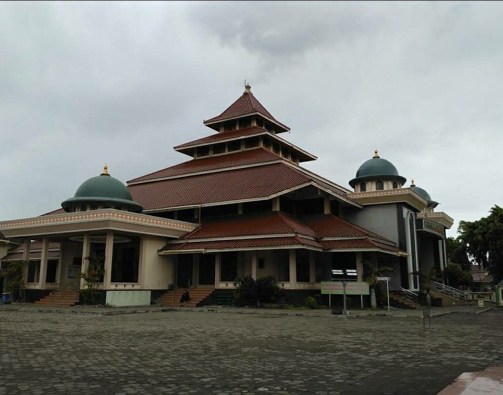 Masjid Agung Darussalam: A Spiritual Bridge Amid Cilacap's Progress